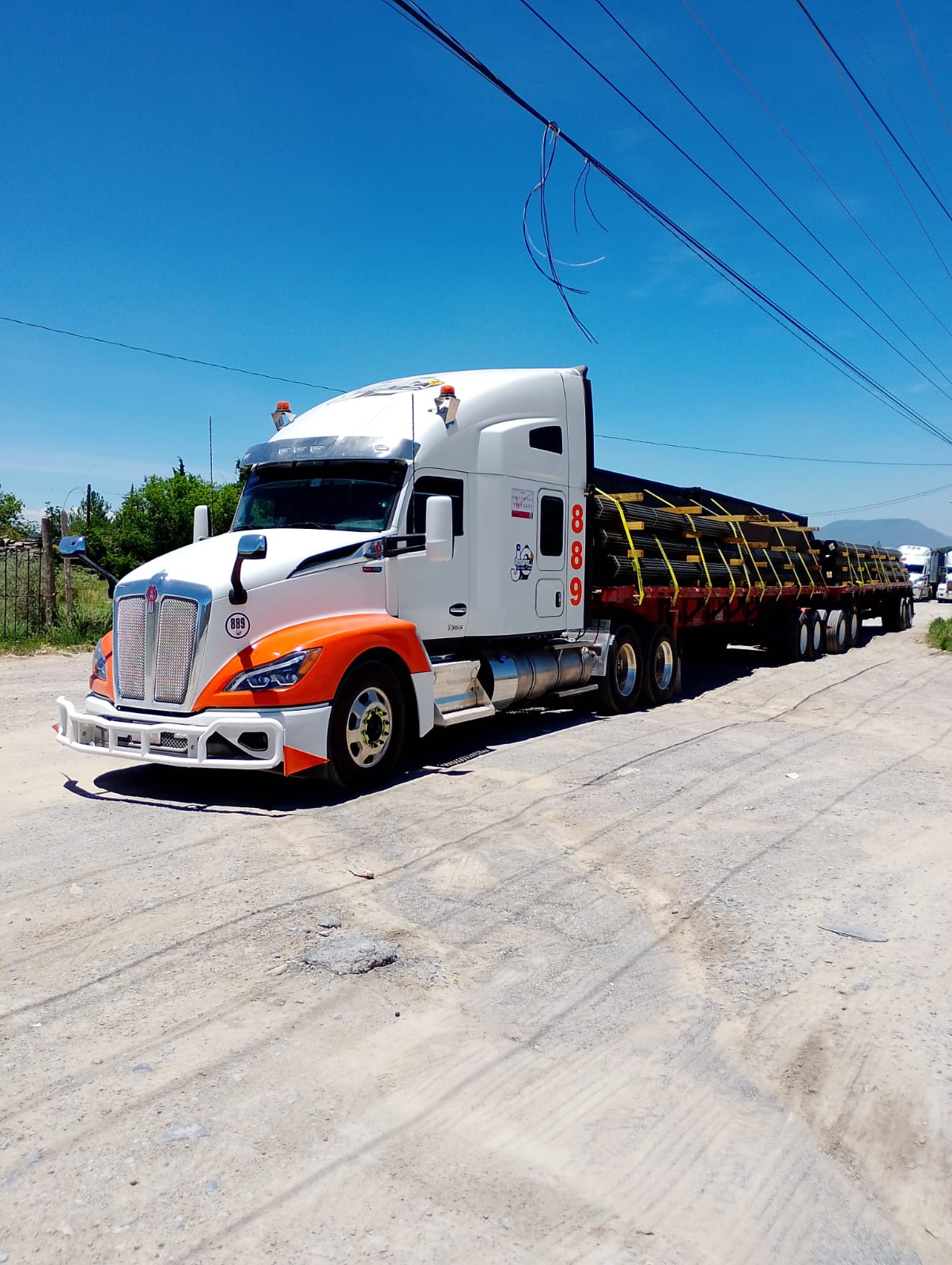 Unidad de ServiExpress JC transportando varilla y perfiles de acero