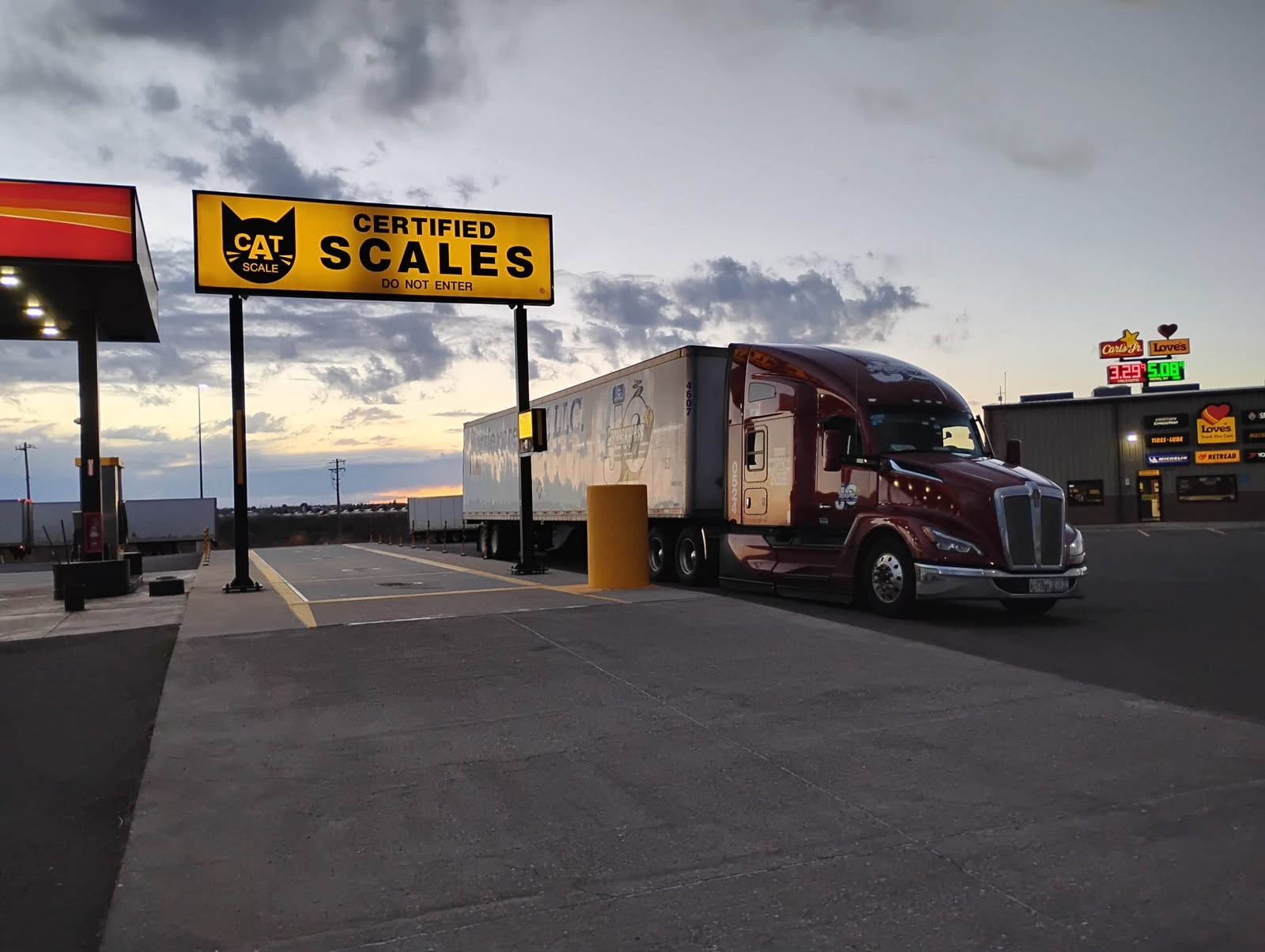 Tractor de ServiExpress JC en báscula certificada en Estados Unidos