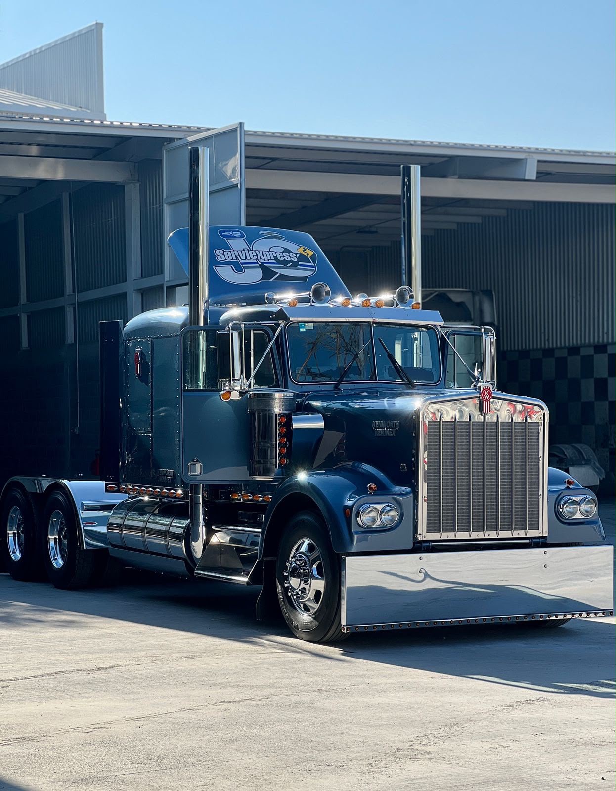 Kenworth clásico de ServiExpress JC, impecable frente a instalaciones propias